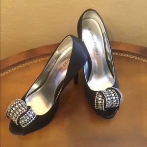 DONATED Gorgeous Evening Pumps